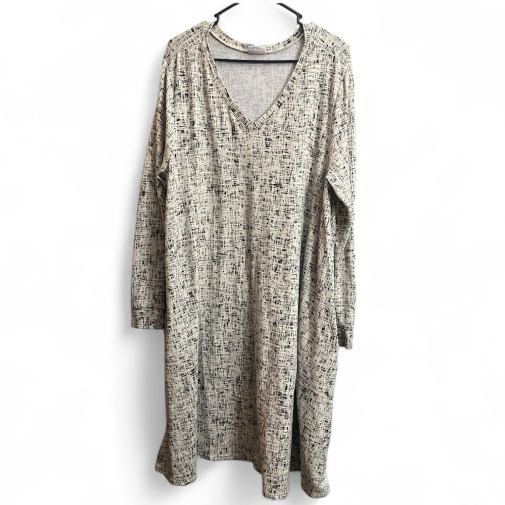 LuLaRoe Women’s 2XL Black and Off White Long Sleeve Dress. Has Pockets!